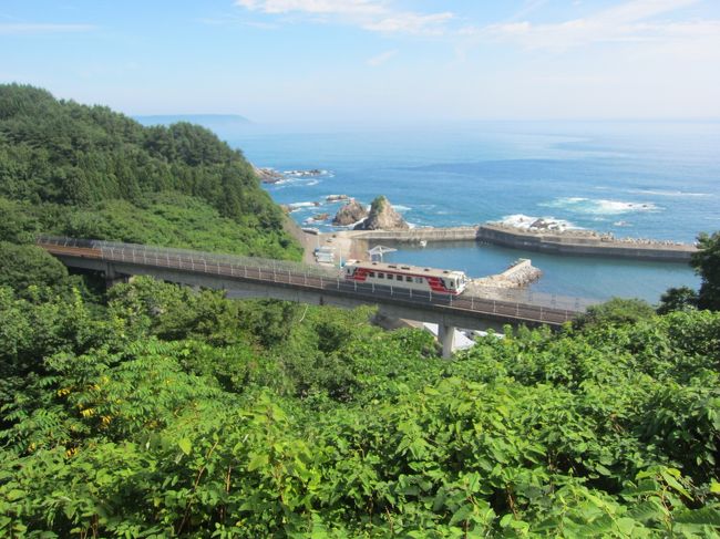 夏のお休みを利用した10日間で東北を周遊してきました。天気や周り方などを検討していて、ようやく予定を決めたのが2日前くらいでした。夏ならではの東北を周遊しようと思い、前から気になっていたＳＬ銀河、三陸鉄道、リゾートしらかみに乗ったり、浄土ヶ浜、奥入瀬渓流、田んぼアート、青池などをめぐり、ついでに東北の駅百選めぐりや日本100名城のスタンプを押してきました。<br /><br />★９の旅行記ルート<br />堀内駅→堀内大橋から三陸鉄道撮影→白井海岸駅→久慈駅<br /><br />１．東京～仙台～花巻（東北の駅百選 仙台駅・広瀬通駅・花巻駅）<br />２．ＳＬ銀河乗車①（花巻～遠野到着まで）<br />３．ＳＬ銀河乗車②（遠野散策～釜石到着まで）<br />４．釜石さんぽ（ミッフィーカフェかまいし）<br />５．宮古さんぽ（浄土ヶ浜と青の洞窟遊覧～蛇の目本店）<br />６．三陸鉄道北リアス線乗車（東北の駅百選 田野畑駅）<br />７．三陸鉄道北リアス線乗車（東北の駅百選 島越駅～陸中野田駅～久慈駅）<br />８．久慈駅（東北の駅百選）～あまちゃんシャッター～北リアス亭のうに弁当<br />９．三陸鉄道北リアス線乗車（堀内駅～堀内大橋から三陸鉄道撮影～白井海岸駅）<br />10．久慈　あまちゃんハウス～小袖海女センター（海女さんの素潜り実演）←★今ここ<br />11．八戸 陸奥湊駅前朝市～奥入瀬渓流さんぽ（石ヶ戸～阿修羅の流れ）<br />12．奥入瀬渓流さんぽ（雲井の滝～十和田湖）<br />13．八戸さんぽ～日本１００名城の根城<br />14．弘前 津軽居酒屋わいわい＆シェ・モアのりんごランチ<br />15．田んぼアート 第２会場（手塚治虫キャラクター）<br />16．田んぼアート 第１会場（ローマの休日）～東北の駅百選 平賀駅<br />17．弘前さんぽ（ゆぱんき～弘前城ライトアップ～スターバックス 弘前公園前店）<br />18．東北の駅百選 ハチ公のふるさと大館駅（花善の鶏めし弁当）<br />19．秋田さんぽ（松下茶寮～秋田犬ふれあい処～久保田城）<br />20．秋田グルメ（佐原商店のうどん自動販売機～ババヘラアイス＆ババヘラソフト～チャイナタウンのみそちゃんぽん）<br />21．リゾートしらかみ乗車（秋田駅～東能代駅～能代駅～岩舘駅～十二湖駅）<br />22．白神山地 十二湖さんぽ①（鶏頭場の池～青池）<br />23．白神山地 十二湖さんぽ②（ブナ自然林～沸壺の滝～十二湖庵・落口の池～森の物産館キョロロ～鶏頭場の池～青池）<br />24．ＪＲ五能線で十二湖駅から秋田駅～山形駅移動<br />25．おやつ屋さんのどんどん焼き～日本100名城の山形城址<br />26．山形一寸亭の肉そば～東北の駅百選の愛子駅～東京