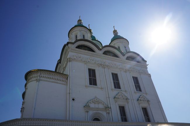 ロシアのカスピ海に近い都市、アストラハン。そこには、クレムリンのアストラハン版「アストラハンスキークレムリン」や、社会主義を成立させたレーニンの像、アストラハン県(現在は州)を建てたピョートル1世の像がある。ここでは主に、写真をを中心にアストラハンの巡ったところを紹介する。