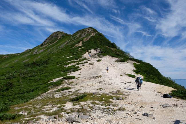 8月の真夏の登山と思いきや麦草峠の朝5時の手元の温度計は0度！しかしお盆でこれだけ寒くなるんですね！<br />麦草峠からスタートしてまずは丸山登りそして中山へ！<br />中山の展望台ではこれだけ気温が低い事もあり、晴天の上凄いクリアな空でアルプスの山々がはっきり見渡せてずーと見ていたい衝動に駆られるほど綺麗な景色でした。<br />目指す天狗は人が多く山頂手前は渋滞気味！<br />山頂から根石方面を見てると行きたくなり、根石小屋まで行って見ました！<br />天狗より先は人が少なくなりお勧めですが、何気にアップダウンがきつかったです。<br />そして西天狗は前回唐沢鉱泉から登った時は土砂降りで全くでしたが、今回は見事快晴でリベンジを果たせました！<br />下山時は東天狗から黒百合ヒュッテまでの岩だらけのゴロゴロ地獄には一番疲れたかも！<br />ニュウへ楽に行けましたが、ニュウから白駒荘までは道がどろどろでぬかるんでいたので慎重に歩きました。<br />何気に標高2100mからスタートなのに疲れました！