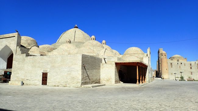 夫婦二人でウズベキスタン旅行に行ってきました。<br />大統領が変わり、観光産業に力を入れているため、ガイドブックの情報も古くなっていました。<br /><br />8月10日 福岡→仁川→タシケント<br />8月11日 タシケント→サマルカンド<br />8月12日 サマルカンド→ブハラ<br />8月13日 ブハラ観光<br />8月14日 ブハラ→タシケント→仁川<br />8月15日 仁川→福岡