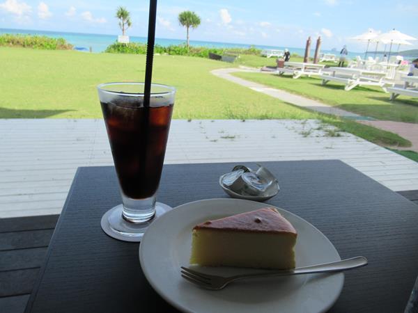 久米島と沖縄本島（７）イーフビーチホテルのラウンジ「ビーチカフェ」と島のスーパー、おいしいパン