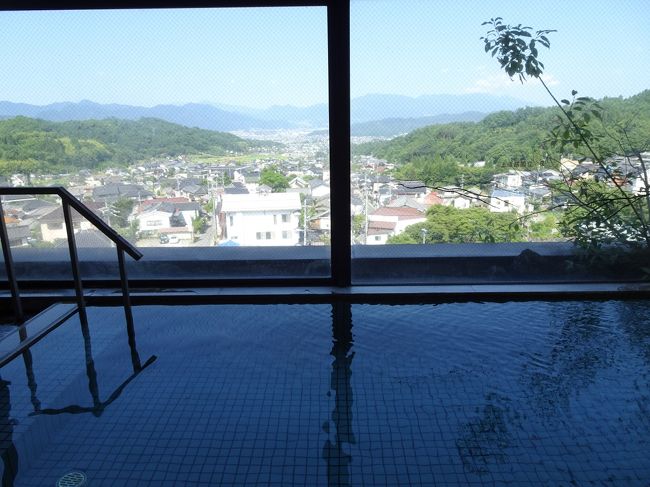 東京から日帰りツアーで別所温泉に寄りました。<br />せっかくなので日帰り温泉入浴をしてみました。<br />午後２時から午後８時で１０００円タオル付です。<br />日帰り入浴なのに旅館の従業員の皆さんとても親切でした。<br />