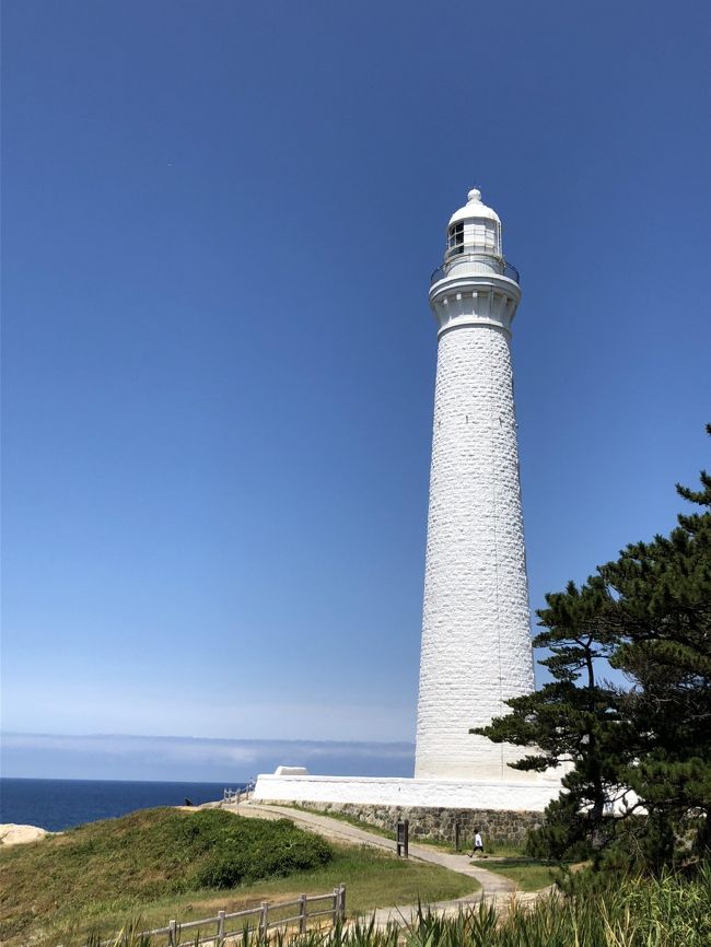 山陰2018年の夏は、山陰(鳥取・島根)へマイカーで訪れました。<br />山陰へは、高校2年生の時の修学旅行で大山登山・松江・出雲大社そして20代前半にはバイクで鳥取砂丘・美保関・日御碕・出雲大社へ訪れて以来の数十年ぶりになります。ずっと想い続けていた山陰へようやく今回行くことができました。<br />日程は<br />1日目・・植田正治写真美術館・足立美術館・八重垣神社・出雲大社・稲佐の浜・宿泊は「お宿 月夜のうさぎ」<br />2日目・・古代出雲歴史博物館・出雲大社八足門内特別参拝・旧大社駅・日御碕神社・日御碕灯台・松江城・宿泊は玉造温泉「玉造グランドホテル長生閣」<br />3日目・・美保神社・美保関・鳥取砂丘<br /><br />2泊3日の旅は、山陰の美しい風景と歴史、美味しい食べ物、そして神々との深い結びを感じるとても充実した思い出の旅となりました。<br /><br />2日目は、今回の旅のメインでもある「出雲大社八足門内特別参拝」のツアーに参加しました。その後は、宍道湖の周りをぐるっと時計回りに玉造温泉まで。美しい風景と美味しいものを楽しみながら「ご縁の国しまね」を堪能しました。<br /><br /><br />