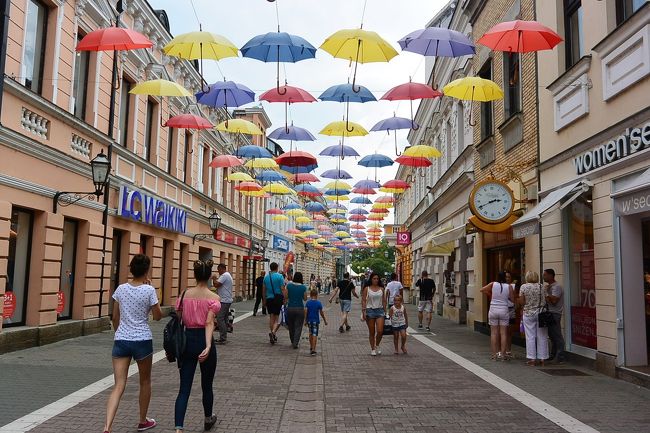 ボスニア・ヘルツェゴビナ第２の都市Banja Luka（バニャ・ルカ）へ、電車で5時間かけて行ってきました。<br /><br />ボスニア・ヘルツェゴビナを構成する2つの共和国のうち、セルビア人主体のスルプスカ共和国の最大の都市で、スルプスカ共和国の事実上の首都となっています。<br /><br />セルビア正教会が多く、キリル文字優勢で、ボスニア・ヘルツェゴビナ国内なのに外国に来ているような感じでした。