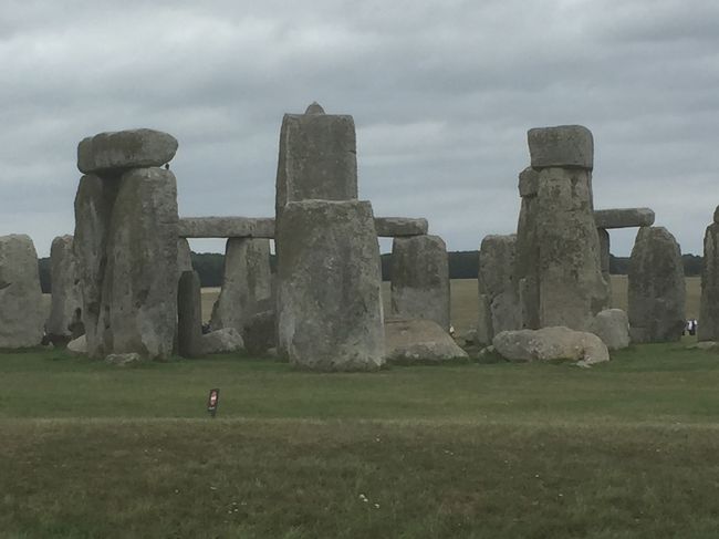 8月の中旬にロンドン滞在型の初めての個人旅行をした記録です。9日間のうち現地ツアーを4つ組み込んで、あとは個人で散策を兼ねてロンドンの街を歩き回りながら楽しみました。<br /><br />以下、1日ごとに9分割して配信します。<br /><br />&#9725;︎8/16 羽田～ロンドンまで移動<br />&#9725;︎8/17 コッツウォルズ4つの村 1日観光 by [みゅう]<br />&#9726;️8/18 2大世界遺産ストーンヘンジ＆バースとウィンザー城 日帰り観光by Mybus<br />&#9725;︎8/19 ナショナルギャラリーとテムズ川クルーズ<br />&#9725;︎8/20お得なセット！ロンドン市内観光&amp;大英博物館見学by[みゅう]  <br />&#9725;︎8/21聖ポール教会、テートモダン、コベントガーデン<br />&#9725;︎8/22 貴婦人の城リーズ城、カンタベリー大聖堂、ドーバーのホワイト・クリフ 日帰り観光 by Evan Evans Tours <br />&#9725;︎8/23ケンジントン宮殿、ハイドパーク<br />&#9725;︎8/24大英博物館、テムズ川散策、ポートレートギャラリーから帰路へ