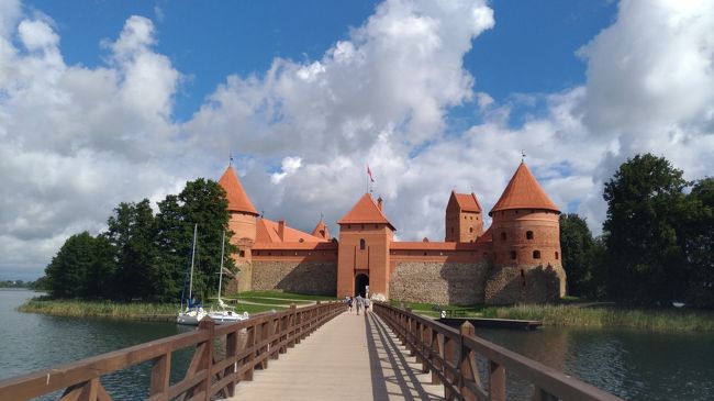 2018年の夏休み、スタアラ特典ビジネスで家内とバルト三国+ポーランド周遊旅行に行ってきました。<br />その②はリトアニアのシャウレイ・十字架の丘、カウナス、トラカイ、ビリニュス編です。エストニアとラトビアは首都だけでしたが、リトアニアは4か所を観光、それぞれ違う雰囲気で楽しめました。<br />主な日程は以下の通りです。<br /><br />08/02（木）　TK053便　成田 21：25－ｲｽﾀﾝﾌﾞｰﾙ 03：35+1<br />08/03（金）　TK1423便　ｲｽﾀﾝﾌﾞｰﾙ 08：15－タリン 11：35<br />　　　             到着後　タリン観光<br />　　　　　　　　Hotel Telegraaf Autograph Collection　泊<br />08/04（土）　午前中　タリン観光<br />　　　             LUX　タリン15:00－リガ19:25<br />　　　　　　　　Avalon Hotel &amp; Conferences　泊<br />08/05（日）　終日　リガ　観光<br />　　　　　　　　Avalon Hotel &amp; Conferences　泊<br />＜②はここからです＞<br />08/06（月）　Ollex　リーガ 09:00－シャウレイ 11:25<br />　　             到着後　シャウレイ・十字架の丘観光<br />　　          　  バス　 13：10シャウレイ－16：00カウナス<br />　　             到着後　カウナス観光<br />　　　　　　　　　Ibis Kaunas Centre　泊<br />08/07（火）　バス　7：30カウナス－9：00ビリニュス<br />   　　          到着後　トラカイ観光<br />      　　       午後　ビリニュス観光<br />　　　　　　　　　　Novotel Vilnius Centre　泊<br />08/08（水）　午前中　ビリニュス観光<br />＜②はここまでです＞<br />    　　         LO0772便　ﾋﾞﾘﾆｭｽ 13：40－ﾜﾙｼｬﾜ 13：45<br />          　　   LO3901便　ﾜﾙｼｬﾜ 14：50－ｸﾗｸﾌ 15：45<br />　　　　　　　　　　Hotel Indigo Krakow Old Town 泊<br />08/09（木）　午前　ビェリチカ岩塩抗観光<br />        　　     午後　クラクフ観光<br />         　　    夕刻　アウシュビッツ観光<br />　　　　　　　　　　Hotel Indigo Krakow Old Town 泊　<br />08/10（金）　EIC3126　08：26クラクフ－11：04ワルシャワ <br />          　　   到着後　ワルシャワ観光<br />　　　　　　　　　　Warsaw Marriott Hotel泊<br />08/11（土）　午前中　ワルシャワ観光<br />          　　   CA738便　ﾜﾙｼｬﾜ 14：10－北京 04：50+1 <br />08/12（日）　NH964便　北京 08：25－羽田 12：50