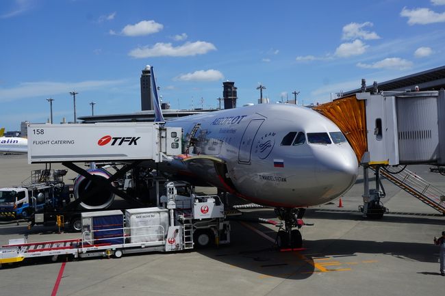 以前にも口コミに投稿したが、今回は私がアエロフロート・ロシア航空に乗った時の体験談を書きます。 アエロフロート・ロシア航空は、ロシアの中では最大のシェアを誇るフラッグキャリアで、成田空港のみの発着となるが、実はモスクワまで乗るという目的以外に、モスクワシェレメーチェヴォ空港経由でロンドンやパリ、フランクフルトに行く手段としても使われる。他の航空会社よりもアエロフロート・ロシア航空のモスクワ経由の方が安く、また中東経由よりも早く着くことがある。他にも、2018年ワールドカップ開催時にモスクワでサンクトペテルブルクやヴォルゴグラード、エカテリンブルグといったロシアの各都市に行かれた方も多いのではないかと思う。 また私がアエロフロートの公式ページで調べたところ、10月中旬から成田空港発モスクワ行きの機材が現行のエアバスA330-300型(8/29現在)からボーイング777-300ER型に機材が大型化する。同時に提供されるサービスクラスがエコノミークラスとビジネスクラスの2クラスからエコノミークラス、ビジネスクラスの他に「コンフォートクラス」というプレミアムエコノミークラスが追加される。