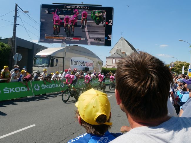 フランス、男一人、スト等予想外なトラブルも沢山ありましたが、三週間思いっ切り楽しいんできました!<br />カメラを持って行きましたが、たまにスマホの写真が登場します.ご容赦ください(笑)<br />以下日程です<br />-----<br />①6/26 KIX-CDG-Reims(ランス)泊<br />①6/27 Strasbourg(ストラスブール)泊<br />↑https://4travel.jp/travelogue/11380514<br />②6/28 Strasbourg観光 Colmar(コルマール)泊<br />↑https://4travel.jp/travelogue/11380514<br />③6/29 ワイン街道 Colmar泊<br />↑https://4travel.jp/travelogue/11382118<br />④6/30 Basel(バーゼル)泊<br />④7/1 Nice(ニース)泊<br />↑https://4travel.jp/travelogue/11382905<br />⑤7/2 Cannes(カンヌ)-Nice泊<br />⑤7/3 Monaco(モナコ),Eze(エズ)-Nice泊<br />↑https://4travel.jp/travelogue/11383773<br />⑥7/4 Bordeaux(ボルドー)泊<br />↑https://4travel.jp/travelogue/11384606<br />⑦7/5 Bordeaux(ボルドー)泊<br />⑦7/6 Bordeaux(ボルドー)泊<br />⑦7/7 La Rochell(ラロッシェル)泊<br />↑https://4travel.jp/travelogue/11387130<br />⑧7/8 ラ・ロッシェル観光 Nantes(ナント)泊<br />↑https://4travel.jp/travelogue/11387453<br />☆7/9 Cholet(ショレ)-Nantes泊<br />☆7/10 Pontchateau(ポンシャトー)-Nantes泊<br />☆7/11 Nantes泊<br />☆7/12 SaintNazaire-Blois(ブロワ)泊<br />7/13 Chambord城見学-Paris(パリ)泊<br />7/14 Paris泊<br />7/15 Paris泊<br />7/16 Paris泊<br />7/17 Paris-CDG-機内泊<br />7/18 KIX<br />-----<br />今回はフランス第三の都市Nantesを拠点に、Cholet・Pontchateauにてツールドフランス観戦をしました!