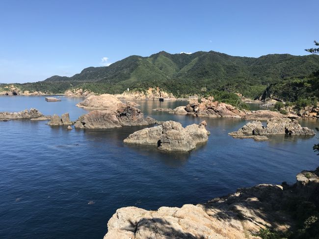 日本47都道府県は未踏だった高知と徳島に去年行ったので、残りは鳥取となっていました。今回はその最後の鳥取に行き、全都道県制覇達成の旅です。2日目はどこ行こうか迷ったものの、出雲大社に行くことにしました。<br /><br />航空券は行きはこの前の週に行った時使い始めた厦門→成田/羽田→鳥取/羽田→上海と取った特典航空券の羽田→鳥取区間を利用。<br />帰りは本来なら岡山→羽田を特割で取っていました。新幹線との競争がある岡山は特割があるけど競争がない鳥取は1月切ると航空券が異常に割高になってしまうので、鳥取から鉄道で岡山に抜け、途中津山の町を見よう、とのプランでした。<br /><br />しかしそこへ西日本豪雨が...山陽と山陰を結ぶいわゆる陽陰連絡線は何本もあるけど播但線と山口線の間は全滅。ANAに相談すると、山陰側のどの空港発にも振替てもらえる特別対応をしているとのことで、帰りは米子空港から帰ることにしました。<br /><br />前日<br />https://4travel.jp/travelogue/11383916<br />は鳥取空港から入り、砂丘と山間の若桜の町を見たので、山陰線で出雲市まで移動、そして出雲大社に参拝です。