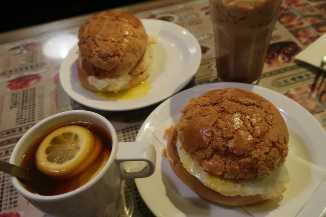 今日はお昼過ぎから大雨に。<br />湿度100％って…すごいです。<br /><br />午後は食料品を買いに行きたかったのですが<br />あまりにもひどい雨で出かけるのが少々<br />億劫になったので、買い物の後に<br />パイナップルパン食べに行くぞー！と<br />やる気を出して出かけました。<br /><br />やっぱり今回も向かったのは紅茶冰室。<br />完全にここのパイナップルパンに<br />ハマっています、ハイ。<br /><br />そうそう、紅茶冰室は?恃灣のお店なのですが<br />今は香港のあちこちに支店を展開しています。<br />もし香港のどこかで紅茶冰室見かけたら<br />ぜひパイナップルパン食べてみてください～<br />（回し者ではないですよー！笑）