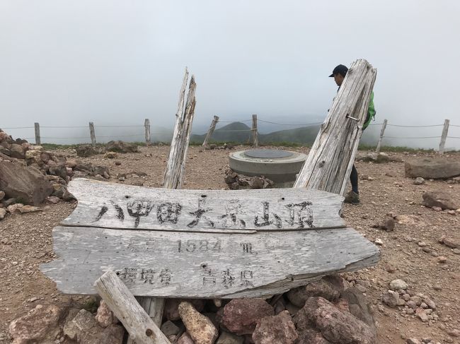 7/28<br /><br />2018年夏休みの旅行第二弾!<br />青森の夏祭りを堪能しにやってきました。<br />お祭りだけじゃなく、青森の自然も堪能すべく八甲田山登山!<br /><br />酸ヶ湯温泉→下毛無岱→上毛無岱→大岳避難小屋→八甲田大岳→鏡沼→八甲田清水→仙人岱避難小屋→地獄湯ノ沢<br />という昭文社の『日本百名山 トレッキングコースガイド 上巻 (登山ガイド)』で書かれているコースの逆回り(時計回り)で歩きました。<br />今年は山との相性が悪いのか?曇り空で頂上では強風というあまりいい天気ではありませんでした。<br />ここもまた登らないと!ですね。<br /><br /><br />2018年 青森の夏休み概要<br /><br />7/27 19:55発JALで青森へ<br />7/28 八甲田山登山<br />7/29 津軽半島ドライブ(竜飛岬)<br />7/30 黒石ねぷた<br />7/31 (休息日)<br />8/1 浅虫温泉花火大会<br />8/2 八戸三社祭<br />8/3 青森ねぶた<br />8/4 五所川原立佞武多<br />8/5 弘前ねぷた<br />8/6 青森ねぶた(お手伝い)<br />8/7 青森ねぶた《海上運行》<br />8/8 五所川原立佞武多<br />8/9 板柳りんご灯まつり<br />8/10 鶴田町 つるたまつり<br />8/11 弘前までドライブして、新幹線最終東京行き(新青森19:44発)で帰る<br />