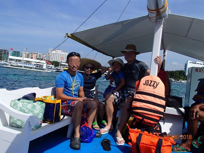 セブ2日目です。普段、母は5時に起きます。旅行に来てもそれは変わらず、5時起床です。室内のテレビは沢山チャンネルがあり、NHKプレミアムはch806でした。これが分からず、チャンネル一覧を頭から見て行き、やっとたどり着いた800番台。グローバルWiFiを借りて行きましたが、ホテル内のWiFiは問題無かったので、必要ありませんでした。身支度を整え、アイランドホッピングに持って行く荷物を準備。buffet朝食付きのプランなので、6:30に男どもを起こし7:00に昨晩夕食を頂いた【Allegro】へ。このころから、K国の方々の所業が色々目につくようになってきました。グアムでもそうだったんですが、本当に一目で分かる。あの方たちに、日本人は攻撃されてる訳だー。ま、リゾートなので腹を立てることも無く、息子たちも「さっすがK国」と。人の振り見て我が振り・・・です。メニューは検索すれば出てきますので敢えて書きませんが、いつもと変わらない食事が出来ました。パンに色々挟んでサンドウィッチを作ったり、春雨スープにご飯を入れてみたり、種類が多いのでアレンジし放題でした。部屋へ戻り、待ち合わせ時間の9:00 5分前に部屋を出て、ロビーへ。・・・フィリピン人は時間にルーズと聞いていたのですが、とっくにお待ちになっていました。【Joseph Base】のジョセフです。挨拶もそこそこに「お金持って来た?」『両替が出来なかったんだ』「OK。両替所に行ってからだね」と、トライクシル?に乗せられ両替所へ。両替が終わると、ホテルとQQイングリッシュの間の小さい港から、小バンカーボート→中バンカーボートと乗り継ぎ、ジョセフの他に、3人(すみません名前を忘れました)あと、アクセサリー売りのおばちゃん。深さによって変わる海の色。なんてきれいな。30分ほどでナルスワン島周辺へ。途中15~20人くらいK国の方を乗せた大きなバンカーボートに抜かれました。K-POPが大音響!!ジョセフは「K国人。すぐわかる。うるさいし酔っ払い」と。私は『なにじんがいい?』ジョセフ「日本人!!静かね」(苦笑)持参したシュノーケルセットを装着し、ライフジャケットを借りて・・・ここで長男:『俺、着なくていい?』ジョセフ:「ママ、彼大丈夫?」母:『No problem.』ジョセフ:「OK!OK!GO!!」長男は、すぐさまドボーンと。本当に魚のように、素潜りです。ところで、回りには沢山のバンカーボート。船頭さんに聞きました『こんなに船が多くて見失っちゃうかも』「大丈夫。一人に一人ガイドが付くから」とのこと。そうなんです、船の上からと選任ガイドがちゃんと見守ってくれるのです。長男は船頭さんとおばちゃんに船上から監視してもらって、私はジョセフと、次男と父はもうひとりの人とライフジャケットに捕まって、シュノーケルポイントへ。お魚天国です!!本当に感動です!!1時間ほど過ごしてから、オランゴ島周辺へ移動。シュノーケリングを満喫して帰港です。と、ここでおばちゃん。持参したアクセサリーを見せ、○○PHPと。最初いらないと言ったのですが、何だか可愛そうになってしまった頃、ちょっと色気づいた長男が、『おれ、これ欲しい』と。次男も『オレも』。おいおい、なんてこと言うんだよ。結局、半値まで値切って、おまけを4つ付けさせネックレス&ブレスレット&イヤリングを2セット、サメ、イルカの歯のペンダントネックレス2本を買ってしまいました。真珠がほぼクズものですが、それ以外の石のものは良い品だと思います。帰りは徒歩で、ホテル前まで送ってくれました。「明日は、10:00~フィッシングね」『12:00まで?』「13:00まででいいよ」私は部屋に戻り、着替えてシュノーケルセット等を洗ったり。父と子供達は、メインプールへ。片づけ後、プールサイドへ行き、CLUB SANDWICH(380)、TUNA CROISSANT(280)、Carbonara(350)ビール、オレンジジュース、コーラ2でお昼ご飯。他の方も書いていらっしゃいますが、量はかなり多いです。グアムの1/3~2の値段ですけど。そして、夕方までプールで遊んだり、母は部屋で寛ぎ、思い思いに過ごしました。19:00前にはまたまたAllegroで、昨晩同様アラカルトです。食事後ホテルの売店に寄りましたが、ここは部屋付けが出来ず、現金のみです。価格はセーブモアの3倍以上でした。物によっては、例えばビーチサンダル、作りは悪くありません。これが、ホテルだと1,200PHP、セーブモアだと110PHPしないんです。こうして、2日目の夜も、いつも通りの時間に就寝しました。3日目に続く