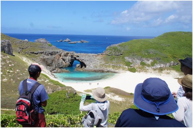 「まるで海外旅行に来たかのようでした。」<br />宿のおばちゃんにそう伝えると、嬉しそうに微笑み送り出してくれた。<br /><br />ピースボートで世界一周する決意をしたのが今年初め。<br />その料金は相当な額になり、妻は僕に今年と来年の海外旅行禁止条令を出した。<br />だが旅行には行きたい。<br />行かなければストレスで鬱になってしまう。<br />そういえば…<br />日本には海外に行くより難しい場所があった。<br />船でしか行けない。<br />船のチケットはネット購入することができず電話のみ。<br />その船も片道24時間の長丁場。<br />世界自然遺産、小笠原。<br />夏休みの乗船券を一斉発売する6月1日に有休休暇を取得した午前9時。<br />左手に固定電話、右手にスマホを駆使し、忘れもしない9時33分。<br />僕は小笠原行きのチケットを手に入れた。<br />この日、この時、この瞬間。<br />僕達の小笠原への旅が始まった。<br /><br />以下、費用情報です。<br /><br />おが丸パック　　　　　176,000円 往路乗船券 + 4泊宿泊<br />ドルフィンスイム　　　23,000円 <br />シーカヤック　　　　　20,000円<br />レンタサイクル　　　　 3,700円<br />南島上陸　　　　　　　12,000円<br />ランチ　　　　　　　　10,400円<br />デザート、ドリンク　　約3,000円<br />土産　　　　　　　　　 約5,000円<br />水着　　　　　　　　　約12,000円<br />シュノーケル一式　　　約28,000円<br />酔い止め薬　　　　　　2,000円<br />計　　　　　　　　　　約297,000円<br /><br />この旅行記は行って帰ってくる雰囲気を出すため、出発から帰国までを一冊で綴っています。