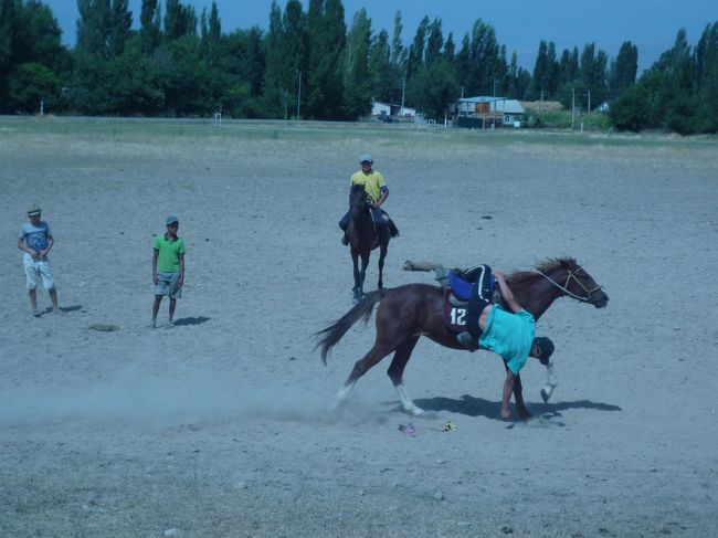 ツア－３日目キルギスです、悪いイメ－ジしか無かったのですが割と親日の様な感じです。<br />今夜は、イシク・クル湖で宿泊。<br />「中央アジアの真珠」と言われ琵琶湖の約９倍の大きさ、「キルギスの海」とも呼ばれている。<br />途中、キルギス伝統の騎馬ショ－見学！