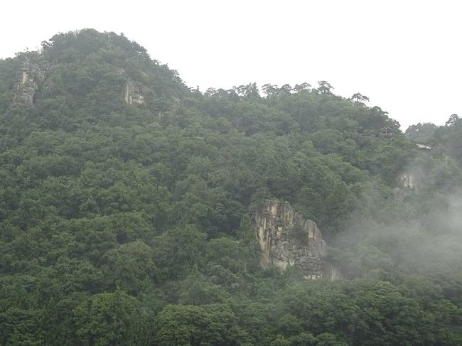 芭蕉が「閑さや岩にしみいる蝉の声」を詠んだ場所で有名な山寺。<br />一度行ってみたかったので、前日の仙台出張のついでに行ってみました。<br />仙台からJRで約1時間、山間にある古刹。<br />大雨警報の中、行ってよかった(*&#39;ω&#39;*)。<br />ほとんど雨は降らずで、自分の威力に驚く(´ー｀)<br />