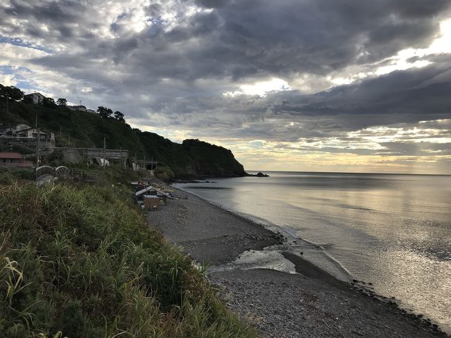 名古屋6:12-7:35中津川7:40-10:33松本11:09-12:22長野12:34-(しなの鉄道)-12:48豊野13:13-(しなの鉄道)-<br />13:45-(えちごトキめき鉄道)-14:37高田15:51-(えちごトキめき鉄道)-16:00直江津16:25-17:01青梅川17:52-18:35直江津<br /><br />松本駅下車。<br />松本城跡訪問。松本駅より徒歩15分程。<br />4回目の訪問。変わらず、北アルプスと天守閣の眺めは綺麗だ。<br /><br />長野駅下車。<br />長野駅構内のしなの鉄道窓口で「うみ・やま夏遊びフリーキップ2日間」を購入。2000円。直ぐに使用開始する。<br /><br />豊野駅下車。<br />幹線の分岐駅なので街の駅を想像し昼食の調達目的で下車すると、かなりの田舎駅で駅前は何も見当たらず。やむなく、駅改札口にある小さな駅売店で購入する。<br /><br />高田駅下車。<br />高田の街並み［高田の雁木］を眺めながら高田城跡訪問。高田駅より徒歩15分程。<br />高田城跡の復元三重櫓を目指すが、高い木々に覆われている平城跡の公園のため目的の三重櫓は目立たなく、少し探す羽目に。通常、城跡の建造物には一直線で向かえるのだが。<br />ハスに一面に覆われている外堀跡は圧感だ。<br /><br />青海川駅下車。<br />日本海が間近の駅だという事で、海を見に駅訪問。<br />遠方には佐渡ヶ島。日本海の夕暮れ風景は素晴らしい。<br />誰一人としていない静かな空間での約一時間、時が止り日常生活を忘れさせてくれるひと時だった。<br />名前が一人歩きしているようなくだらない観光地より遥かに良い場所。<br /><br />直江津下車。<br />米山ハートホテルに宿泊。3800円也。<br />直江津駅より徒歩10分程。頸城バスイトーヨーカドー前バス停直ぐ。<br />価格相応の宿。工事関係の常宿をイメージさせられる空間だった。