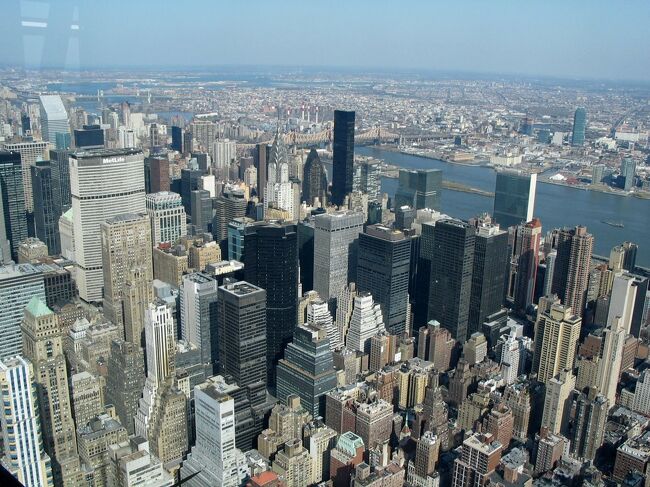 だいぶ以前の出張なのですが、全米8都市を回っての市場調査の出張がありましたので、そのときの写真を投稿します。<br /><br />航空券はITチケット復路変更可。全行程で\178,200(航空券)+\64,290(税・燃油)でした。たくさんの空港を経由したので空港税が高くつきましたが、8箇所でストップオーバーしたにしてはチケットは安かったです。<br />1/27 NH590 松山-羽田<br />1/27 NH1010 成田-ニューヨーク<br />1/29 UA5137 ニューアーク-シカゴ <br />1/31 UA3536 シカゴ-マイアミ<br />2/02 UA1282 マイアミ-ヒューストン<br />2/05 UA650 ヒューストン-シアトル<br />2/07 UA6309 シアトル-ロサンゼルス<br />2/09 UA431 ロサンゼルス-サンフランシスコ<br />2/12 UA1704 サンフランシスコ-ロサンゼルス<br />2/14 NH1005 ロサンゼルス-羽田<br />2/15 NH583 羽田-松山<br /><br />この出張は、全米各地において、ある製品をどのように使っているかをいろいろなユーザーに聞いて回るものでした。実はこういう市場調査のための個別面談は、それをちゃんとアレンジしてくれる専門の会社が世界各地にあり、意見を聞きたい対象者を指定すると人集めから会場の貸し出しまですべてやってくれます。これを利用して、このときは全米8箇所を20日間かけてまわる出張をしてきました。<br />冬の東海岸の出張においては、雪が移動のリスクになります。このため、前日出張先近くのホテルに宿泊し、仕事が終わったら空港近くのホテルに移動する、ということを繰り返したため、今回は15件のホテルをハシゴすることになりました。このため、ほとんど移動とホテルの写真ばかりなのですが、以下行程に沿って紹介します。
