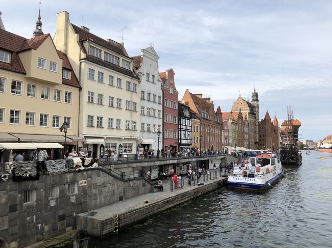 ポーランドって、ちょっと暗いイメージを勝手に持ってました。<br />テレビの旅番組でポーランドのヴロツワフの小人の事を知り、急に興味を持ちました。<br />夏の旅行先を決めるにあたり、まだ行ったことが無い、夏でも涼しそうだ、大好きな旧市街がある、直行便がある、<br />などが決め手となりポーランドに決定しました。<br />バルト3国の内ラトビアとリトアニアにも(エストニアは行った事がある)足を延ばす事にしました。<br />立ち寄った街は全て想像以上に素敵な街で大満足でしたが、ヨーロッパでも異常気象なのか、涼しいはずがかなり毎日暑かったです。<br />そして、まさかのロストバゲージ!もうポーランド航空は絶対利用しない。<br />全行程 2018年 13泊15日<br />8月3日(金)品川に前泊<br />8月4日(土)成田10:15発~ワルシャワ14:25 着 15:20発~リガ17:50着 リガ泊<br />8月5日(日)リガ リガ泊<br />8月6日(月)リガ~シャウレイ~ビリニュス ビリニュス泊<br />8月7日(火)ビリニュス~カウナス ビリニュス泊<br />8月8日(水)ビリニュス~トラカイ ビリニュス泊<br />8月9日(木)ビリニュス13:40発~ワルシャワ13:45着 14;50発~クラクフ15:45着 クラクフ泊<br />8月10日(金)クラクフ クラクフ泊<br />8月11日(土)クラクフ~ブロツワフ ブロツワフ泊<br />8月12日(日)ブロツワフ ブロツワフ泊<br />8月13日(月)ブロツワフ12;00発~ワルシャワ12:30着 13;45発~グダンスク14:35着 グダンスク泊<br />8月14日(火)グダンスク グダンスク泊<br />8月15日(水)グダンスク~ワルシャワ ワルシャワ泊<br />8月16日(木)ワルシャワ ワルシャワ泊<br />8月17日(金)ワルシャワ15;10発~<br />8月18日(土)成田8:40着