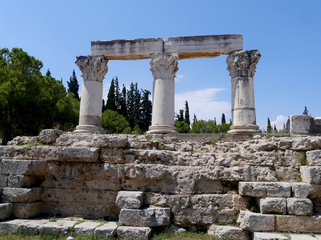 今回の旅行の最初の遺跡　ギリシアの遺跡はアテネ以外ではクノッソスとクレタ島，あとはキプロス島とトルコのエフェソスを見ている．クノッソスはすごかったが，ここは遺跡としてはあまり多くは残っていなかった．しかし博物館にはコリントス式の陶器がすばらしい．一部撮影禁止の場所があったのが惜しい．遺跡はなんといってもアポロン神殿がランドマーク．しかし私は3本の柱が残るオクタビアヌスの神殿の方が印象的だった．真夏の遺跡めぐりは暑い暑い！暑さの中でローマ時代の音楽堂に行くのを忘れてしまった