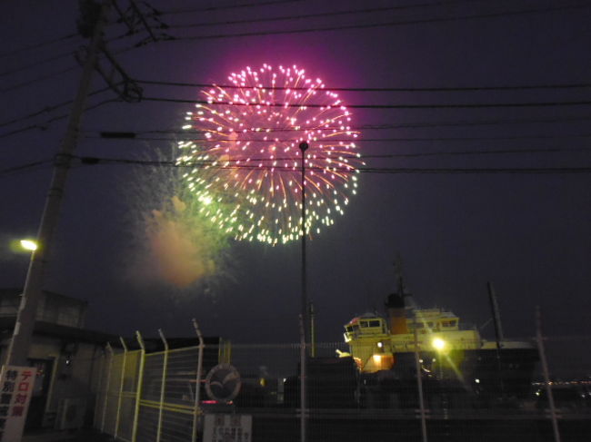 ２０１８年は８月４日に行われた横須賀開国花火大会へ行ってきました。<br />海で上げられる花火は見ることのできるエリアも広く、この日の横須賀の町は花火一色です。<br />うみかぜ公園から三笠公園に移り、三笠公園から少し離れた新ふ頭で見学です。