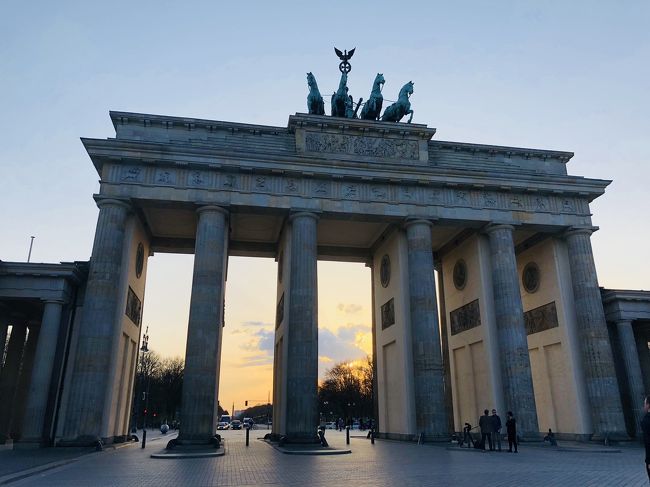 ヨーロッパ二度目の洗濯を終え、Alexanderplaz駅を経由し、Berlin Hauptbahnhof（ベルリン中央駅）へ向かった。ひとまず荷物をおくべく、ホテルへチェックイン。この日はMEININGER Hotel Berlin Central Stationを予約済み。素泊まりで一人一泊5544円。ホテルは綺麗なビジネスホテルのような感じだが、若者がたくさん泊まっていた。レセプション横にはダーツやビリヤード台があり、若者向けのホテルなのかもしれない。防火扉のような分厚さのドアを開け、部屋へバックパックを置き、ベルリン中央駅へ戻る。<br /><br />中央駅で、翌日乗る予定のICEチケットを発券すべくごちゃごちゃしているうちに、16時までかかってしまった。レイルヨーロッパ で事前予約したが、現地で発券するよう指定があり、機械操作までに相当迷ってしまった。夕方だがまだ日は高く、ブランデンブルク門を観に行くことにした。Uバーン55番線は建設中で、3駅しかなく、中央駅地下の新しいホームから3駅先のブランデンブルク門へ行った。ブランデンブルク門を観るも、実物はネットの画像で見た夕焼けに映える門の方が綺麗であっため、またあとで来ることにした。門は大きかったが、門の歴史がわからずまた後悔。<br /><br />ブランデンブルク門から徒歩でPotsdamer Platz駅へ行った。駅へ向かう途中、運良くベルリンの壁の一部を見つけることができた。ベルリンの壁は、ベルリンの街の至る所に飾られているらしい。壁には当時の人々が記念に残したであろう、噛んだあとのガムがびっしり付いていた。<br /><br />Potsdamer Platz駅よりU Mehring damm駅へ行き、現地で有名なカリーヴルストを食べるべく、有名店のCurry36へ行った。カレー味のウインナーらしい。少し混雑していた。マックみたいにカウンターで注文するらしいが、メニューがドイツ語で読めず、ネットの画像を見せながらオバサン店員に注文してみる。すると、「Two set」と頼んだが、なぜか1つしか出てこない。しかも画像にはケチャップの上に白いソースがかかっているのに、白いソースもなし。オバサン店員はすごく無愛想。コーラとセットで7.8€。店員の対応がムカつくと本当に気分が悪い。カリーヴルストは、カレー粉がかかったウインナー自体はジューシーだが、かけすぎってぐらいにケチャップがかかっている。ほぼケチャップ味しかしないし。白いソースが無いのがすごくムカつく。英語が喋れればなぁと、こういう時につくづく思う。<br /><br />イライラしながら店を出るも、まだ食べたりず。ちょうど店の隣に何かの出店があり、行列ができていた。口直しにと並んでみると、どうやらケバブ屋さんらしい。移動式オープンキッチンのような店の中で、3人のお兄さんたちが調理しながらケバブサンドを売っていた。飾ってあるメニューの写真を指差して注文。待っている間、スタッフのお兄さんの1人が話しかけてきた。お決まりの「Where are you from?」。「Japan」と答えると、なにやら興奮し始める。なんだなんだ、と思っていると、隣のお兄さんを引っ張ってきて、お兄さんがかぶっている帽子を見せてきた。そこにはNARUTOの額当てが。私の大好きなマンガに、日本から遥か離れた場所のドイツで出会えるなんて、しかもコミュニケーションの一環で使われるなんて。感動した。マンガって偉大。夫婦揃って「Oh！NARUTO!」というと、お兄さんは笑顔でグッドサイン。ケバブは、NARUTO効果かめちゃくちゃ美味しかった。スタッフの対応一つでこうも変わるのか、と心から思った。この学びはしっかり日本に持ち帰ろうと決心。<br /><br />Uバーンに乗りブランデンブルク門へ戻ると、夕焼けがちょうど差し込み、綺麗な門となっていた。やはり夕方が良い。<br /><br />19時にはホテルへ戻り、ゆっくり過ごした。