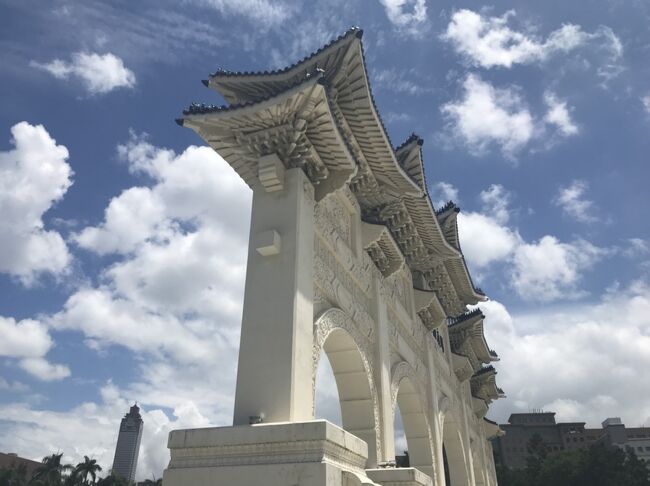 台湾!超ビギナー夫婦の旅行記です。<br />日本から近く、美味しい物がたくさん<br />とっても楽しいらしい?(^O^)/<br />ずっと行きたいなぁ~と思っていた台湾!<br />春先の予定が延びて真夏となってしまい、<br />急遽行くことになった為、大したリサーチもせず。<br />とりあえず、暑い時期だから無理せずのんびり観光しよう!<br />と思っていましたが・・<br />意外にも酷暑の日本より過ごしやすかったです。<br />台湾の皆さんとっても親切で、とても楽しい旅になりました。<br />何度でも行きたいなぁ・・・TAIWAN(*^▽^*)<br /><br />4トラでアドバイス頂いた皆さん<br />ありがとうございました。<br />1元(TWD)=3.7円 で計算しています。<br />