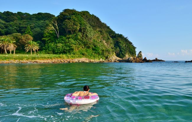 8月も中盤に差し掛かった某日、ワイフ様が「夏だから海で泳ぎたい」とご要望。<br />しかしもう夫婦で休みが重なる連休がなく、行くとしたら9月に持ち越し。<br />お盆を過ぎ、9月にた頃でも海に入れる場所を探した結果、そこそこ近場では南伊豆がヒットし、旅先が決まった次第。<br />宿をどうしようか迷いかけましたが、ちょうど人気だった「壺中の天 宿〇文」の最後の一室が取れたので満場一致で手配完了！<br /><br />『まだ夏を満喫できていない！』<br />とお考えの淑女皆様<br /><br />『どこか連れて行け！』<br />と言われている諸兄皆様<br /><br />是非、南伊豆をご検討遊ばせください。