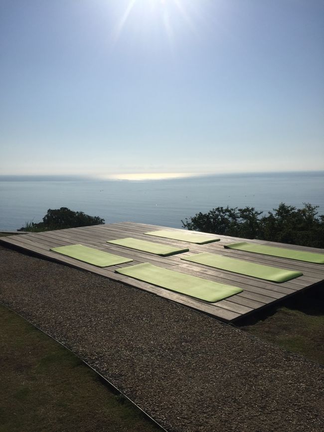 娘が静岡県東部に転勤。<br />何年ぶりかのすいている新幹線で、軽く乗り物酔いしながら合流。<br />娘の運転で、熱海へ。<br />時々緊張感ただよいます。。。<br />魚河岸寿司でランチ、御殿場アウトレットで買い物、芦ノ湖の横を抜け、熱海へ。<br />熱海直前の急坂、エンジンブレーキって、山のように書いてある。。。。。<br />いざという時の車止めもこんなにあるの、見たことないし・・・<br />エンジンブレーキって、この車どれって言っている間に降りちゃいました。<br />うーん、ゴム臭いにおいがする。。。。。<br />