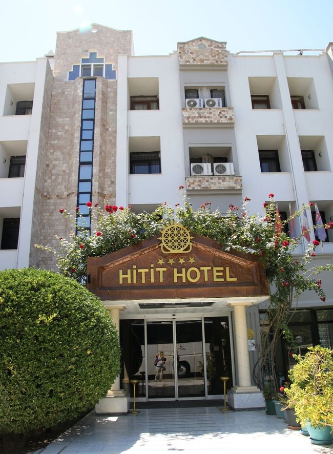 Hitit Hotel のレストランで鶏料理のランチを食べた後はキシミールイズミル（革製品のお店）でランウェイを闊歩する。