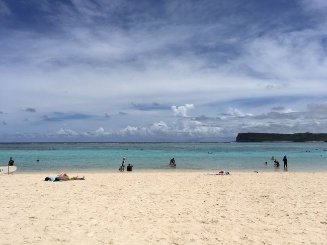 1年ぶり、3回目のグアム家族旅行。<br />1日目、移動日。デルタ航空が撤退してしまったので、初のユナイテッド航空でした。最新の映画が日本語で見られて、子供たちは退屈知らず。22時半頃、グアム着。小型機だったので、入国審査もすんなり終わり、ホテルにその日のうちに到着しました。<br />2日目。ホテルは毎回、オンワードビーチリゾート。ホテルにウォーターパークがあり、宿泊者は利用無料なので、子供が思いっきり楽しめます。午後はタクシーでGPOへ。ロスドレスで買い物、チャッキーチーズでゲーム。<br />3日目。天気がいまいちだったので、Kマートへショッピングへ。午後は天気が回復したので、ホテルのウォーターパークで遊び、水曜日だったので夕方からチャモロビレッジへ。BBQやショッピングを楽しみました。<br />4日目。朝から天気が良かったので、タクシーでイパオビーチへ。魚肉ソーセージでフィーディングをすると沢山の魚が寄ってきました。午後はウォーターパークで閉園近くまで遊び、夕方、最後のGPOショッピングへ。<br />5日目、早朝便で成田へ帰国。充実した4泊5日でした。