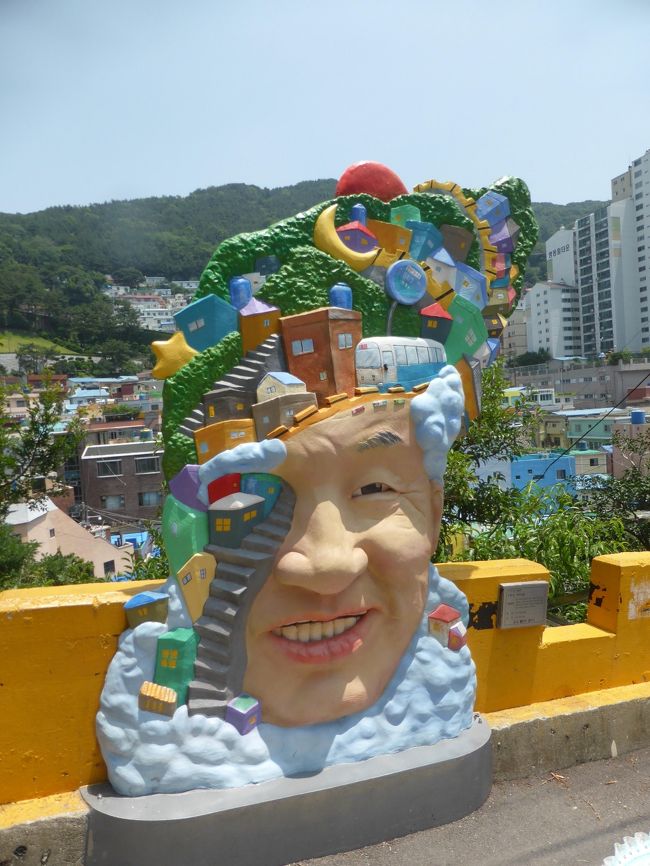 連休+幼稚園の休園日を利用し、園を休まず4日間の韓国旅行へ。<br />中国はその後すぐ行くので、今回は韓国にしました。<br />6年ぶり3度目の釜山です!<br />当初の予定では釜山+慶州の良洞民俗村の予定でしたが、アクセスがちょっと面倒で忙しい日程になりそうだったので、近場の金海観光に変更しました。<br /><br />******************************************************<br /><br />どなたかの旅行記で見て以来、次に韓国に行く際は釜山だ!と気に入ってしまった甘川洞文化マウル。元々韓国のタルトンネが好きで色々行ってきたのですが、ここはカラフルに観光地化された歩きやすい(暑くなければ)タルトンネでした。<br /><br />当初の予定ではここの他に峨眉洞碑石文化村とヒンヨウル文化マウルに行く予定でしたが、暑くて狭い路地をふらついていると倒れそうなので、次回に取っておくことにしました。