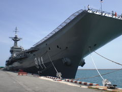 サッタヒープ海軍基地で、タイ海軍の空母チャクリー・ナルエベトを見てきました。