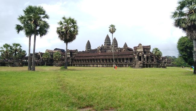 お盆休みにバンコク経由でアンコールワット&シアヌークビルへ11日間の旅。<br />初カンボジアを一人旅で行ってきました。<br />現地の物価は安いといえますが、観光客として訪れる場合にはそれほど割安感はありませんでした。<br />世界的な観光地だけに地元の人は観光客慣れしており、商売っ気が多くて少々、豚の貯金箱みたいに扱われることも多々ありましたが、死ぬまでには一度行きたいアンコールワット遺跡群。絶景のプレアビヒアと南部のビーチリゾートであるシアヌークビルもついでに見てきました。<br />雨季で雨の日が多かったですが比較的観光客が少なめな時期(ガイド談)なのだそうで、中国人団体観光客が行く時間帯&ルートをなるべく避けて静かに旅をすることが目的でした。