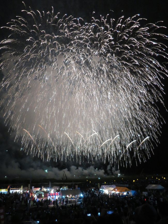 毎年8月の最終土曜日に開催される秋田県大曲の全国花火競技大会<br />つれあいずんちのいぬ間におひとり様限定のツアーで初めて行ってきました。<br />バスを使うツアーは渋滞で大変だということで、新幹線で大曲まで行き、横手のホテルに泊まって、翌日は日本三景・松島を観光して仙台から帰るツアー代金は80,000円也。<br />大曲の花火は本当に素晴らしくて、その価値は十分にあると思いました。