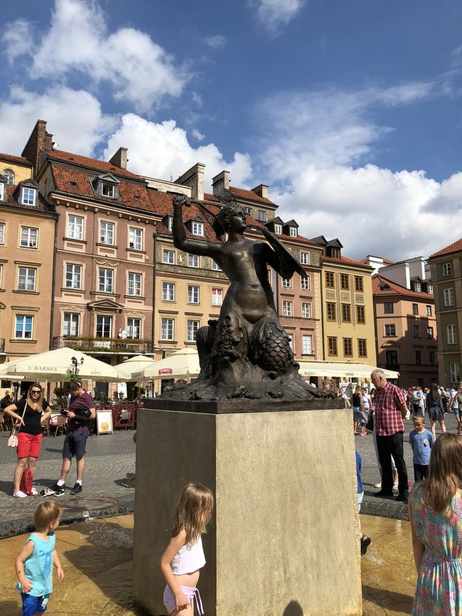 ポーランドって、ちょっと暗いイメージを勝手に持ってました。<br />テレビの旅番組でポーランドのヴロツワフの小人の事を知り、急に興味を持ちました。<br />夏の旅行先を決めるにあたり、まだ行ったことが無い、夏でも涼しそうだ、大好きな旧市街がある、直行便がある、<br />などが決め手となりポーランドに決定しました。<br />バルト3国の内ラトビアとリトアニアにも(エストニアは行った事がある)足を延ばす事にしました。<br />立ち寄った街は全て想像以上に素敵な街で大満足でしたが、ヨーロッパでも異常気象なのか、涼しいはずがかなり毎日暑かったです。<br />そして、まさかのロストバゲージ!もうポーランド航空は絶対利用しない。<br />全行程 2018年 13泊15日<br />8月3日(金)品川に前泊<br />8月4日(土)成田10:15発~ワルシャワ14:25 着 15:20発~リガ17:50着 リガ泊<br />8月5日(日)リガ リガ泊<br />8月6日(月)リガ~シャウレイ~ビリニュス ビリニュス泊<br />8月7日(火)ビリニュス~カウナス ビリニュス泊<br />8月8日(水)ビリニュス~トラカイ ビリニュス泊<br />8月9日(木)ビリニュス13:40発~ワルシャワ13:45着 14;50発~クラクフ15:45着 クラクフ泊<br />8月10日(金)クラクフ クラクフ泊<br />8月11日(土)クラクフ~ブロツワフ ブロツワフ泊<br />8月12日(日)ブロツワフ ブロツワフ泊<br />8月13日(月)ブロツワフ12;00発~ワルシャワ12:30着 13;45発~グダンスク14:35着 グダンスク泊<br />8月14日(火)グダンスク グダンスク泊<br />8月15日(水)グダンスク~ワルシャワ ワルシャワ泊<br />8月16日(木)ワルシャワ ワルシャワ泊<br />8月17日(金)ワルシャワ15;10発~<br />8月18日(土)成田8:40着