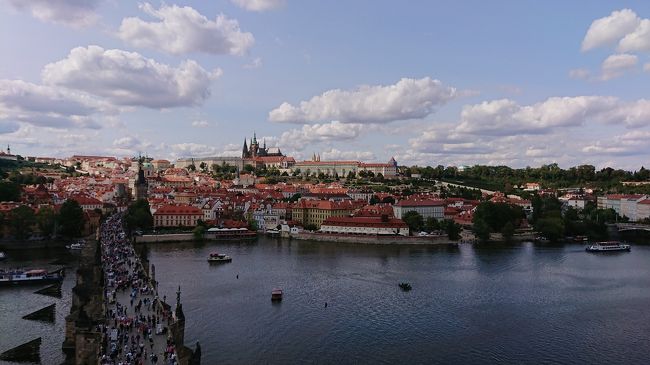 夏休みをいただいて、チェコに旅行に行って来ました。<br />行き先にチェコを選んだ理由は、<br />①英語は苦手ので、英語圏ではないところ<br />②一人旅は初めてで、ツアーでもないので、見所がある程度１つの都市に集中しているところ<br />で検討しました。<br />あとは、ミュシャが好きで、プラハ城・聖ヴィート大聖堂のステンドグラスや市民会館のお部屋など、日本には持ってこられなさそうな物は現地に見に行くしかないなぁ、と思ったのが決め手です。<br /><br />はじめての一人旅ということで、テーマは「ご安全に！！」<br />旅行記の投稿も初めてなので、見づらかったり拙かったりな箇所もあると思いますが、思い出につらつら書いていきたいと思います(*^^*) <br /><br />【日程】<br />8/22ターキッシュエアラインズ：TK053<br />21:25 発	東京 (成田国際空港)<br />03:35 着	イスタンブール(アタチュルク国際空港)<br /><br />8/23ターキッシュエアラインズ：TK1767<br />07:05 発	イスタンブール (アタチュルク国際空港)<br />08:45 着	プラハ(ヴァーツラフ・ハヴェル・プラハ国際空港)<br /><br />8/23～27 プラハ   ホテル オペラ<br /><br />8/27 ターキッシュエアラインズ：TK1770 <br />19:20 発	プラハ (ヴァーツラフ・ハヴェル・プラハ国際空港)<br />22:55 着	イスタンブール(アタチュルク国際空港)<br /><br />8/28ターキッシュエアラインズ：TK052<br />01:40 発	イスタンブール (アタチュルク国際空港)<br />19:10 着	東京(成田国際空港)<br /><br />①は出発～ホテルまでです(*^^*)