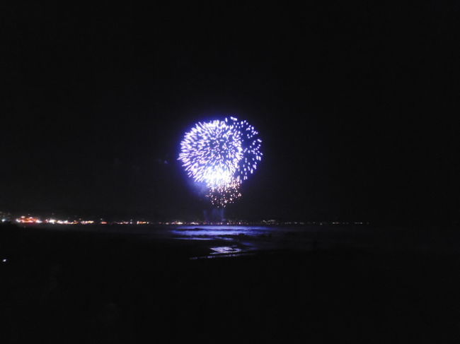 ２０１８年は８月７日に行う予定だった三浦海岸の花火が、８月２２日に延期になって行われました。<br />この日はまたまた台風かと思われましたが、なんとかすき間をぬって開催です。<br />三浦海岸は海岸のエリアが広く、海岸がきれいにアールを描いているので、見るところが多くて見やすい花火です。<br />穴場の花火ですよ。<br />