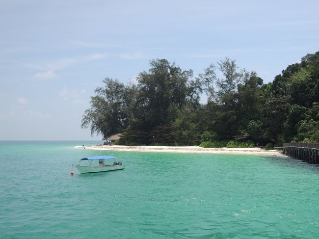 2018年夏休み、3年前から行き先に考えていた「Pulau Babi Tengah」。同じ名前でレダン島の近くに「Lang Tengah Island(ランテンガ島)」がありますが全く違います。この島は1島1リゾート、名前は「Batu Batu Resort」(2012年オープン）。大好きなシンガポールから行けるので昨年受験で旅行できなかったブランク（？）リハビリ（？）をシンガポールで慣らしてLet&#39;s Go!!　ということで、受験終了後早速キング・ジュリアンにプレゼンテーション。「メインはこちらですから！！」とシンガポールの立ち寄りに文句は言わせない(笑)<br />キング・ジュリアンの日程で最低宿泊の2泊3日になりましたが、日程が許せば3泊4日にしたかった～～～<br /><br /><br />
