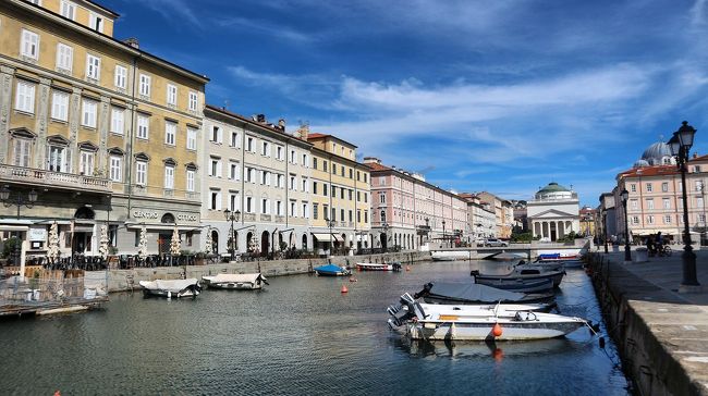 毎年恒例の夏旅、2018年はヨーロッパ！毎年行ったことのない国・都市へ行くことが目標！ここ最近は東南アジアや台湾のリゾートが多かったけど、ちょっと遠くへ行きたくもなる。見たことないもの見てみたい！<br /><br />ヨーロッパは4年ぶり。福岡から夏季限定でフィンエアーが就航しているので、福岡-ヘルシンキ-リュブリャナとスムーズなフライトに。スロヴェニアのリュブリャナからは現地のバス会社にネットで予約しクロアチア・ロヴィニへ。<br />マップで見るとイタリアも近いぞ...せっかくならイタリアへも行っちゃお～♪と国境近くの街へ。プラン立ててみたものの...かなりの大移動に！<br /><br />すべて自分たちで考え「予約＋行動＝トラブル」は毎回当たり前？！いや、それでも自由を選ぶのだ！！<br /><br />｜旅の日程｜<br />DAY 01: AYで福岡→ヘルシンキ→リュブリャナ<br />DAY 02: リュブリャナ→バスでクロアチア・ロヴィニ (23.43 EUR)<br />DAY 03: ロヴィニ<br />DAY 04: ロヴィニ<br />DAY 05: ロヴィニ→バスでイタリア・トリエステ (25.58 EUR)<br />DAY 06: トリエステ<br />DAY 07: トリエステ→バスでスロヴェニア・リュブリャナ (19.66 EUR)<br />DAY 08: AYでリュブリャナ→ヘルシンキ　ヘルシンキ泊<br />DAY 09: ヘルシンキ観光　AYで福岡へ...<br /><br />航空券はフィンエアーのHPより、ホテルはHotels.comにて予約。<br />バスは現地のバス予約サイト「get by bus」にて予約。<br /><br />路地裏がかわいいロヴィニ、世界遺産の旧市街が素敵。<br />トリエステはさすがイタリアと思わせる壮大な街並みに感動。<br />こじんまりとしたリュブリャナ、川沿いでゆっくり過ごすにはぴったり。<br />北欧のヘルシンキ、都会だけど歴史を感じるものも多く色使いがお洒落。<br /><br />出発前フィンエアーよりアップグレードメールが届き、片道だけビジネスクラスを楽しむことが出来ました！<br /><br />クロアチア・ロヴィニで4日間過ごした後はバスで国境近くの街、イタリア・トリエステへ。カフェillyの本社があり、お洒落な港町のトリエステで本場のイタリアンを楽しんできました。<br />食べること、呑むことが大好きな夫婦旅のはじまり～ヽ(´▽｀)/