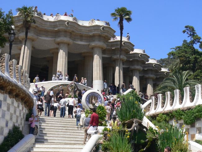 1900年から1914年まで、ガウディによってデザインされた別荘地帯:グエル公園!<br /><br />バルセロナでは、サグラダファミリアの次に人気のある観光地。<br />景色もいいし、おすすめ!<br /><br />グエル公園に行く前に、是非、事前予約して下さい。<br /><br />チケット予約方法:<br />https://www.catalunya-kankou.com/barcelona/park-guell-gaudi-barcelona.html