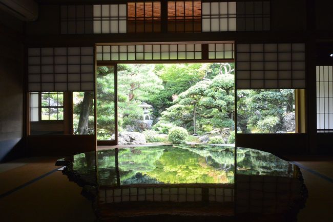 京の夏の旅初登場の旧邸御室。<br /><br />数寄屋造りの見事な邸宅です。<br /><br /><br /><br />数年前までは普通に使われていたようです。<br /><br />2016年に国登録有形文化財に指定され、現在は部屋が貸し出され、さまざまなイベントなどに利用されています。