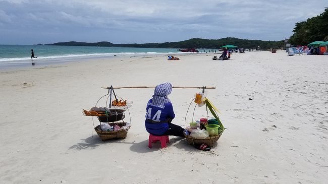 サメットの海は行った人の感想が様々で、きれいっていう意見もあれば思ったほどじゃないって意見もありました。最近は環境破壊や水質汚染で、各国の人気ビーチも閉鎖されますよね<br /><br />時期的にも雨季に入ってしまったし、行く前は期待と不安が半分ずつくらい。<br /><br />でも、行ってみたら予想してたよりきれいだったので、いい意味で期待を裏切っていて良かったです。<br /><br />前半はサイケオビーチと宿泊したホテルでファイアーダンスを見ました。