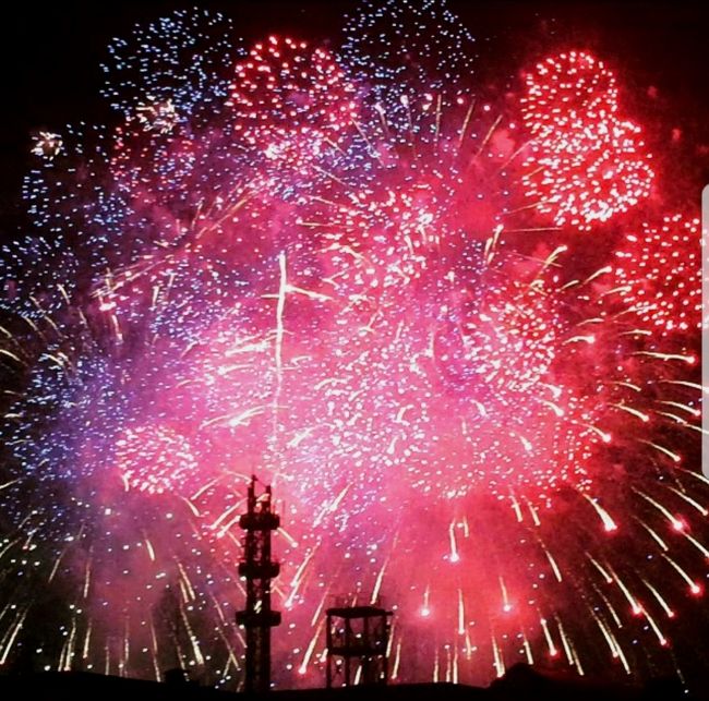 横浜のみなとみらいの花火はとても綺麗だったので、思い出すとまた、みたい！と思ってしまいます。‎‧⁺◟( ᵒ̴̶̷̥́ ·̫ ᵒ̴̶̷̣̥̀ )&#9829;<br />綺麗な夜景とともに素敵でした。今年は行けなかったので来年は絶対行きたい！