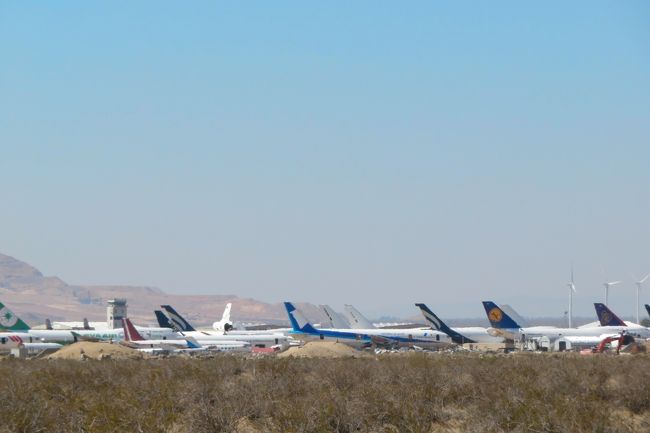 役目を終えて退役した飛行機たちが一斉にが集められている場所があります。<br />通称「ヒコーキの墓場」。<br />今回はそんな「ヒコーキの墓場」を巡ります。<br />訪れたのはロサンゼルスの北に位置するモハーベとヴィクターヴィル。<br />飛べない飛行機を求めて、カルフォルニアの渇いた大地を走り回ってみました。<br /><br /><br />＜基本情報＞<br /><br />■航空券　※今回は（36）＋（37）<br /><br />・ANA　89,870円<br />　（35）07/28 MH868 S ソウル(20:15) ⇒ 羽田(22:30)<br />　（36）08/31 NH106 S 羽田(22:55) ⇒ ﾛｻﾝｾﾞﾙｽ(17:15)<br />　（37）09/02 NH105 S ﾛｻﾝｾﾞﾙｽ(00:50) ⇒ 羽田(05:00)<br />　（38）12/07 NH867 S 羽田(20:00) ⇒ ソウル(22:30)<br /><br />■宿<br />　・Desrtt Inn Mojave<br />　　ダブルルーム　1泊朝食付き　6,360円　<br /><br />■通貨レート<br />　・クレジットカード　　　1ドル＝112.96円