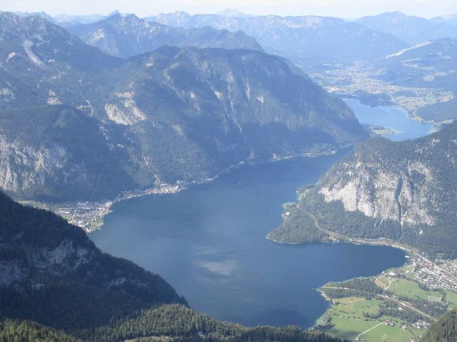 昨年に続いてのオーストリア夫婦旅行、ウィンからハルシュタット日帰りのプライベートツアーに参加しました。<br />朝7時半に滞在中のインターコンチネンタルまでベンツの専用車がお迎え、高速道路と一般道を通り、予定通り11時ジャストにハルシュタットの湖畔に到着しました。2時間ほど湖畔の世界遺産の街並みを散策しましたが、先史時代の面影を残す小さく美しい街の雰囲気に酔いしれました。バス停から街の中心まで湖岸沿いにゼー通りが延びていますが、小さなお店や飲食店が並んでいて、多くの観光客(特にアジア系が目立ちました)で賑わっていました。その後クルーズ船でハルシュタット湖対岸のオーバートラウンへ、迎えに来た専用車でロープウェイ乗り場へ、ロープウェイでクリッペンシュタイン山に登り、更に徒歩でファイブフィンガーズ展望台へ行きました。ファイブフィンガーズからの絶景は言葉で表せないほどの素晴らしさ、天候に恵まれたことが本当にラッキーでした。<br />16時に下山、再び専用車でウィーンへ戻りましたが、渋滞もなく予定より1時間早く19時頃到着しました。<br />2名ではかなり割高だったのですが、「中途半端は後悔する」と妻の後押しもあって参加したプライベートツアー、選んで本当によかったと思います。