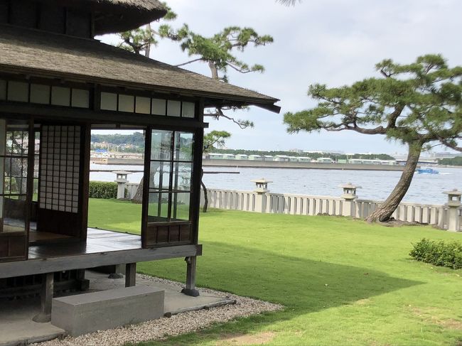 旧伊藤博文金沢別邸が野島公園にある事を知り<br />立ち寄って見ました。<br />海が目の前の古民家で縁側から望む芝生の先は<br />八景島シーパラダイスに<br />こんなに賑やかな施設ができるとは思っていなかったでしょうね~<br />無料で見学できとても癒される処でした。