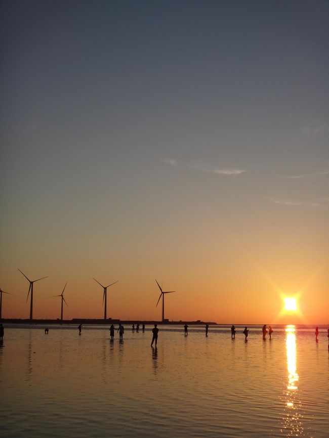 石垣島の夏休みが消化不良で<br />帰宅後ほどなく台中旅行を計画。<br />台風など不測の事態に少しでも対応しやすいと思われる<br />ＪＡＬでエアーを押さえました。<br /><br />目的は彩虹眷村、高美湿地をこの目で確かめる事。<br />両方とも天気が影響しますね・・。<br /><br />本編は２日目、宝覚寺から高美湿地、３日目帰路までが<br />収められています。