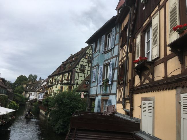 8日目は、スイスを出てフランスアルザス地方へ。コルマールとリクヴィルを観光してストラスブールへ向かいました。 <br /><br />8/18(土)成田からJL407でフランクフルトへ、バスでシュツットガルトへ移動、シュツットガルト泊。<br />8/19(日)ライヒナウ島、マイナウ島、チューリッヒ、ルツェルン観光後、ウェンゲン泊。<br />8/20(月)ユングフラウ観光、ハイキング、昼食後フリータイム ウェンゲン泊。<br />8/21(火)ベルン、ローザンヌ、エヴィアン、イヴォワール観光 シャモニー泊。<br />8/22(水)モンブラン観光、昼食後フリータイム シャモニー泊。<br />8/23(木)グリメンツ、ツェルマット観光 ツェルマット泊。<br />8/24(金)マッターホルン観光、その後フリータイム ツェルマット泊。<br />8/25(土)コルマール、リクヴィル観光 ストラスブール泊。<br />8/26(日)ストラスブール観光&フリータイム後フランクフルトからJL408で成田へ。<br />8/27(月)成田着。
