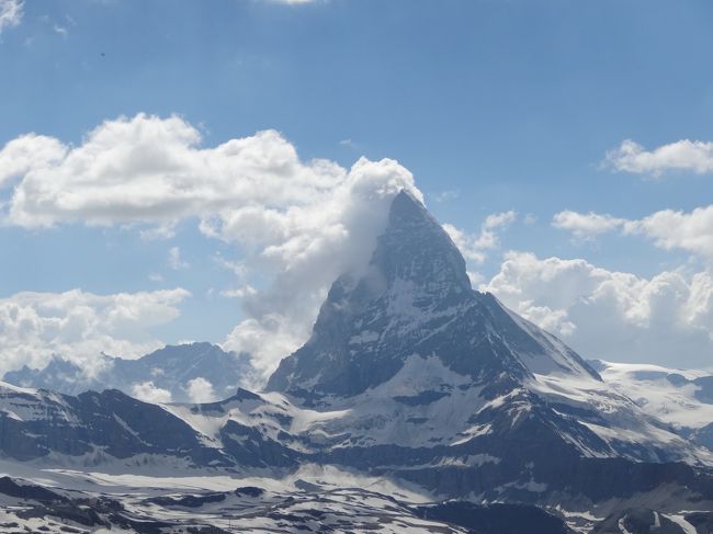 Zermatt到着は15:14。<br />ゴルナーグラート鉄道時刻表(Zermatt駅が近づいたら車掌が配ってくれました。観光立国にふさわしい対応！)を見ると次は15:36、その次は16:00。<br />幸いホテルは駅から数分。ホテルに荷物を置いて(シニアにはバックパックでも結構堪えるのです)16:00発に乗ることにしました。<br />最初の計画では帰りはRotenbodenまで１駅歩く事にしていましたが、行きの列車から見ると、残雪が解けぬかるんでいる。若い男女でも女性の人で普通の靴を履いている人は大変そうな様子が手に取るようにわかる。ということで、この計画をあっさり撤回。