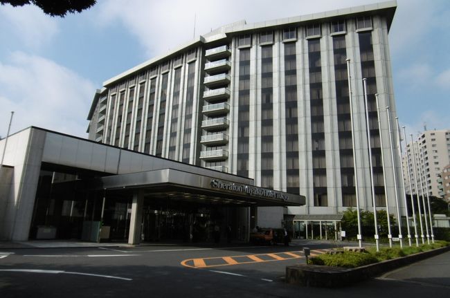シェラトン都ホテル東京(写真)は東京都心にありながら豊かな緑に恵まれた老舗ホテルである。古いホテルで今どきの最新ホテルと比べると見劣りするが、リニューアルされた巨大なエグゼクティブラウンジは特筆ものであろう。ラウンジの食材も充実しており、十分、ランチ、ディナーになる。<br />私は今回で2回目(妻は1回目)の宿泊であるが高層階のラグジュアリールーム(スイートの1つ下)にアップしてもらって、ラウンジ・フィットネスクラブを使いまくった。夏休み後半の平日宿泊で、1泊2名26536円(税・サ込)だった。<br /><br />私の新著出ました。<br />◎舟橋栄二著『改定新版 熟年世代に送る 安くて豪華に旅する方法 ーリゾートクラブは宝の山ー』電子書籍・アマゾンキンドル版<br />https://www.amazon.co.jp/dp/B07F5MW9KB/ref=pd_ecc_rvi_1<br /><br />◎舟橋栄二著『夢の豪華客船クルーズの旅<br />ー大衆レジャーとなった世界の船旅ー』<br />https://www.amazon.co.jp/dp/B078LPSDYJ/ref=sr_1_1?ie=UTF8&qid=1514161467&sr=8-1&keywords=B078LPSDYJ<br /><br />私のホームページに旅行記多数あり。<br />『第二の人生を豊かに』<br />http://www.e-funahashi.jp/
